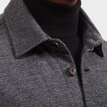 close up of houndstooth fabric
